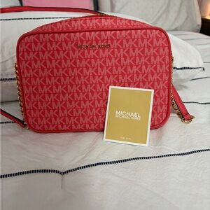 Michael Kors Jet Set Large East West Crossbody – Coral MK Logo – Gold Chain